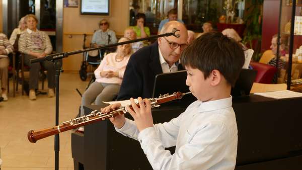 Rose Day Konzert erfreut Bewohner im Seniorenstift Sonnenhalde