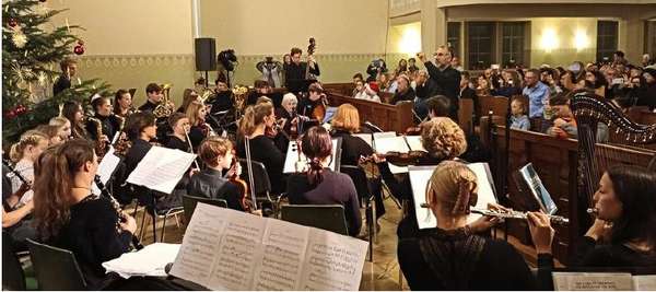 Konzertreview des "Pforzheimer Kurier": Festlicher Klangzauber erfüllt die Martinskirche